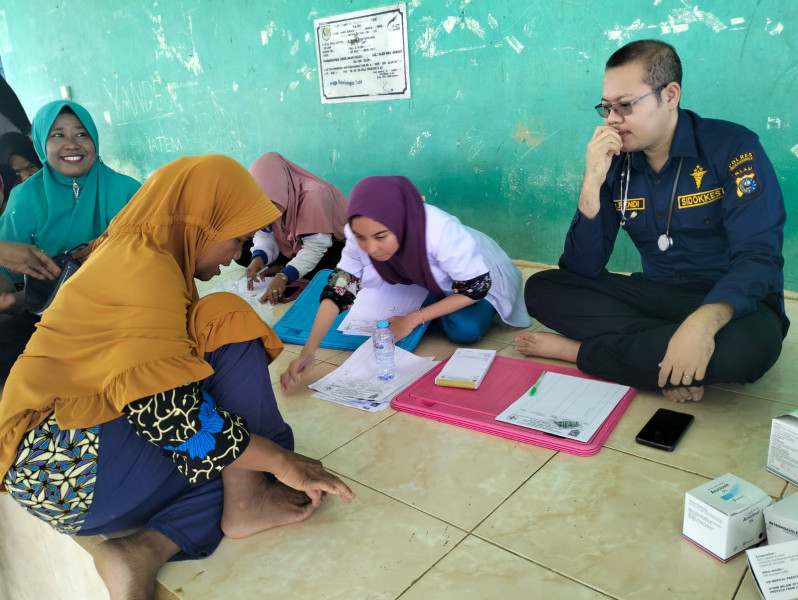 Dokter Polres Inhu Gelar Bakti Kesehatan Terhadap Masyarakat Terdampak Banjir