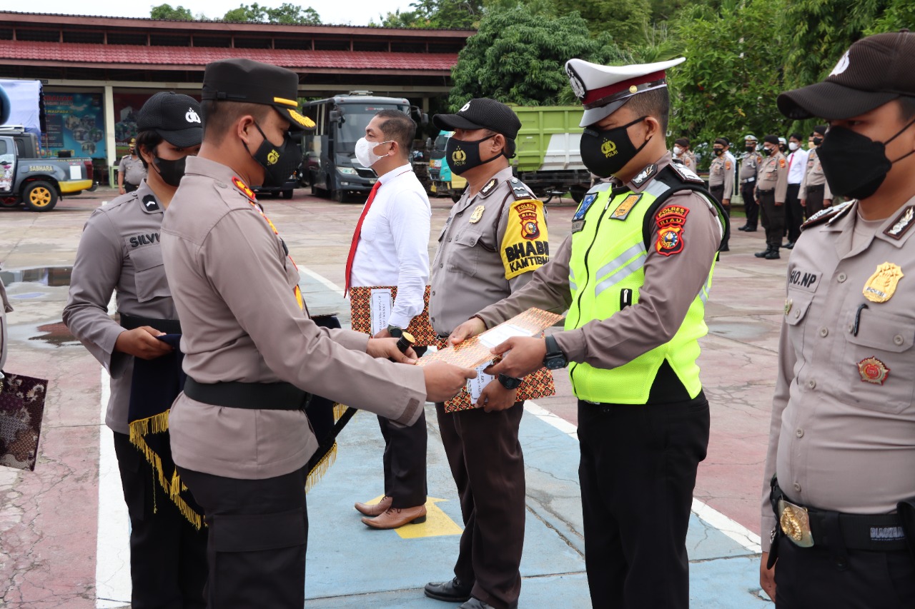 Kapolres Inhu Pimpin apel kenaikan pangkat pengabdian dan Serahkan Penghargaan