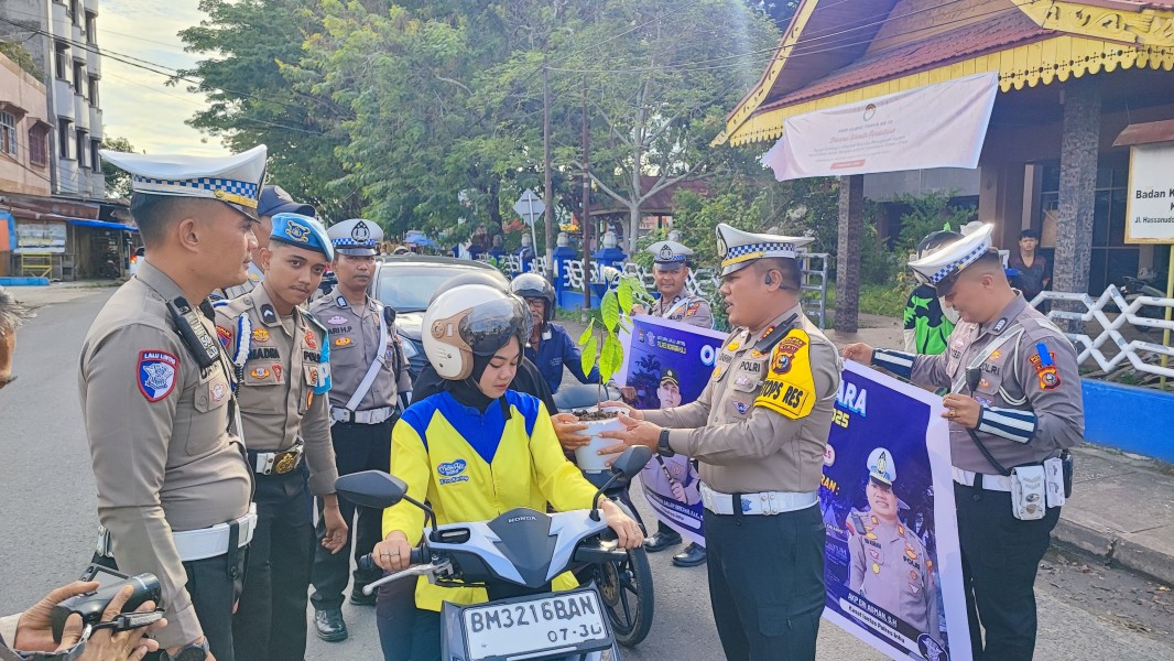 Dikirain Razia, Polantas Inhu Edukasi Ops Zebra dan Beri Bibit Pohon.